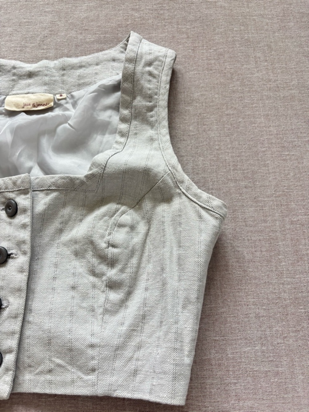 Jesa & Jonnie Y2K tailored linen cropped vest. - Picture 2 of 10